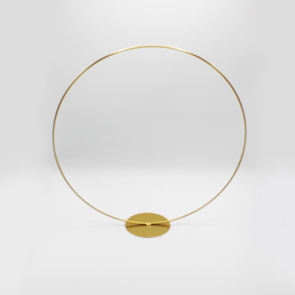 MTH-001 Metallring gold "Hoop" auf Fuß